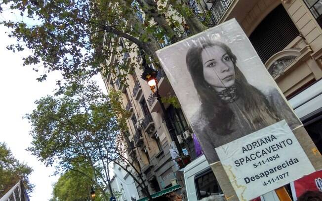 Cartazes em manifestação nessa quinta-feira (24) lembram desaparecidos