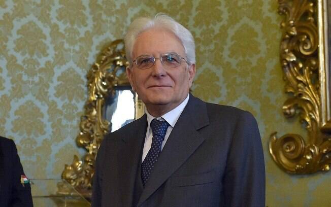 Presidente italiano Sergio Mattarella posa para fotos no edifício do tribunal constitucional perto do Palácio Quirinal em Roma, Itália