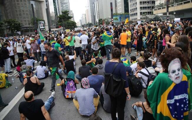 Manifestantes em São Paulo (SP) protestam contra o governo e a nomeação de Lula como ministro, na manhã desta quinta-feira (17). Foto: Renato S. Cerqueira/Futura Press - 16.03.16