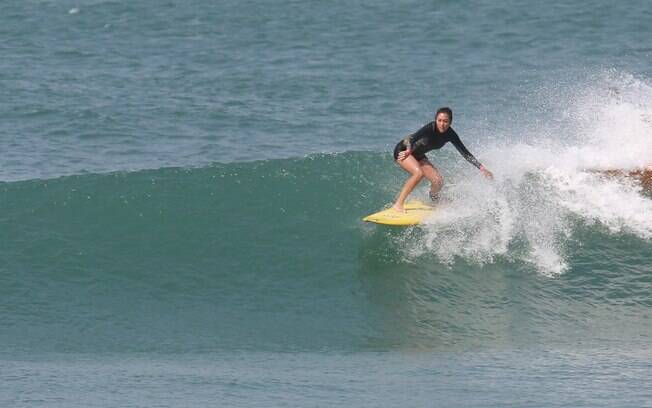 Daniele Suzuki surfa na praia da Macumba