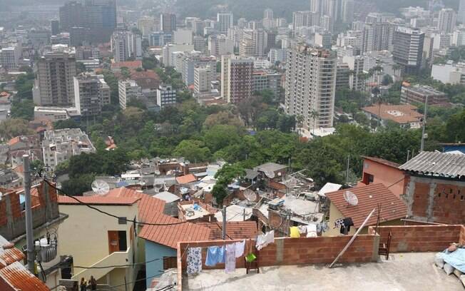 Vista parcial do Santa Marta e ao fundo o bairro de Botafogo