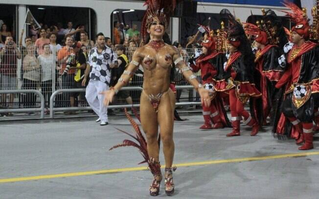 Fabi Frota desfila para a Gaviões da Fiel na madrugada deste domingo (2) no carnaval de São Paulo