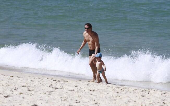 Pai e filho se divertiram no dia de praia