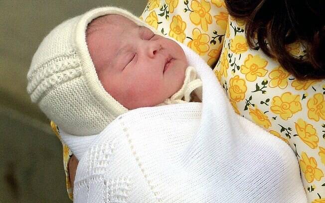 Kate Middleton com a filha recém-nascida no colo, ao lado do marido, príncipe William. Foto: AP