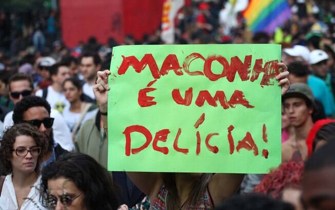 Cartaz defende o uso legal da erva durante Marcha da Maconha na região da Paulista. Foto: Futura Press
