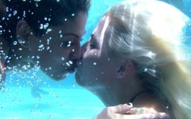 Depois de darem o primeiro beijo, elas deram um selinho na piscina