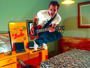 Shairon Lacerda, 29, designer, vocalista e guitarrista da banda Fusile e proprietário do Elvis King Pub