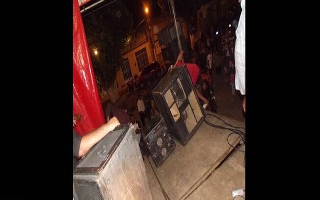 Pouco antes do show de Mara, parte da estrutura do palco desabou