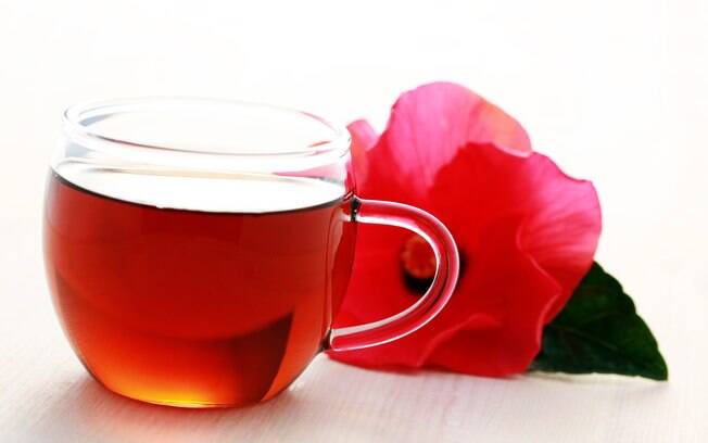 Chá de hibisco: de 2 a 3 xícaras, consumidas ao longo do dia. Foto: Getty Images