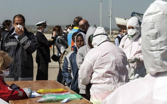 Migrantes resgatados chegam ao porto sul de Corigliano, Itália (15/04)