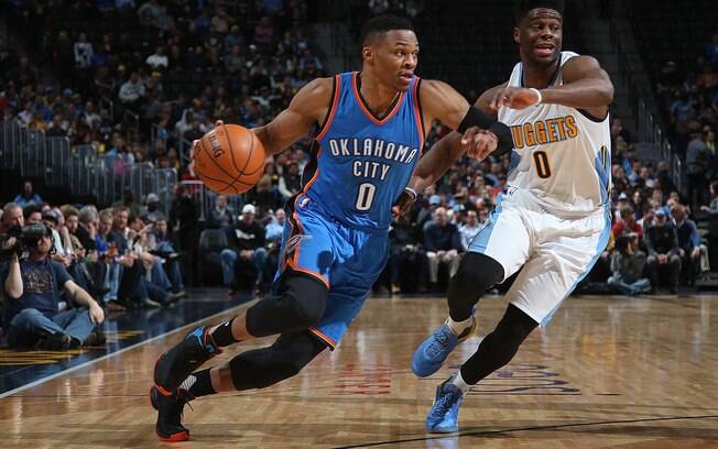 Russell Westbrook tenta passar por Emmanuel Mudiay na partida entre Oklahoma City Thunder e Denver Nuggets Russell Westbrook tenta passar por Emmanuel Mudiay na partida entre Oklahoma City Thunder e Denver Nuggets