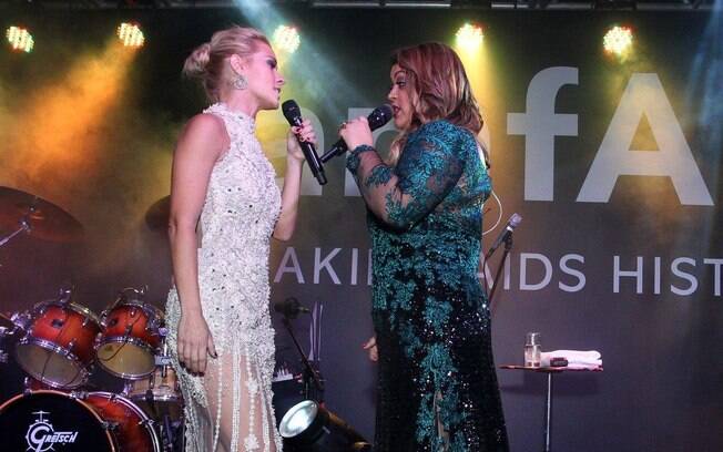 Carolina Dieckmann subiu ao palco do baile de gala da amfAR para cantar com Preta Gil