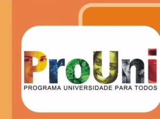 ProUni é um programa que oferece bolsas de estudo para alunos de baixa renda