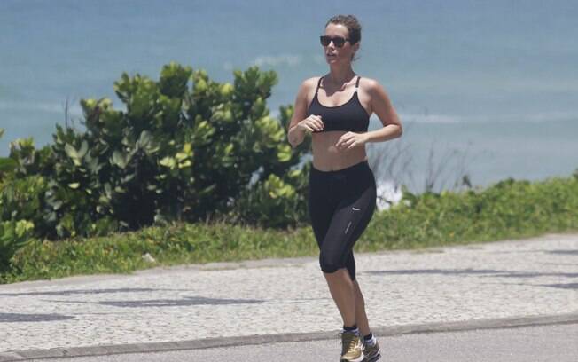 Juliana Didone corre na Barra da Tijuca, no Rio, nesta segunda-feira (11)
