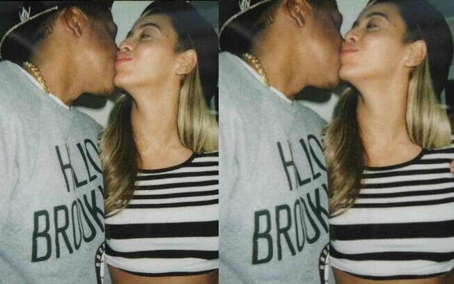 Beyoncé ainda postou imagem em que aparece beijando o marido, Jay-Z