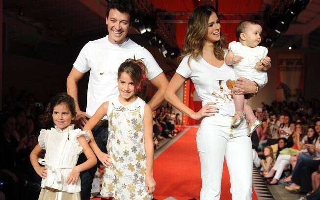 Rodrigo Faro desfila com a família completa em evento de moda 