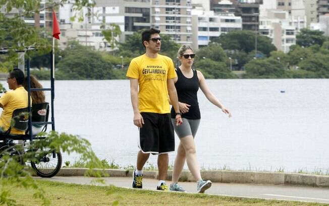 O casal de humoristas Dani Calabresa e Marcelo Adnet aproveitou o sábado (14) de sol para caminhar pela orla do Rio de Janeiro