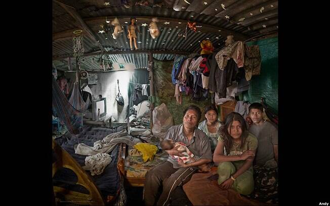 Efraim, de 42 anos, vendedor ambulante colombiano e seus quatro filhos. Foto: Andy Goldstein 