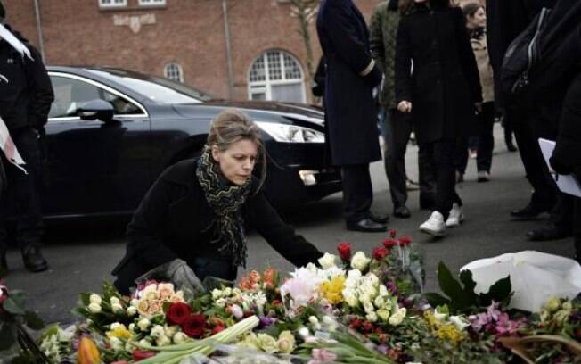 Abalados com os ataques deste fim de semana, cidadãos de Copenhague deixaram durante todo o dia flores e velas na porta dos locais dos atentados