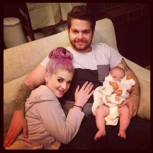 Kelly Osbourne com o irmão Jack e a sobrinha Peal
