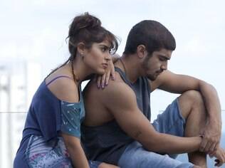 Camilla Camargo com Caio Castro em cena de 'Travessia'