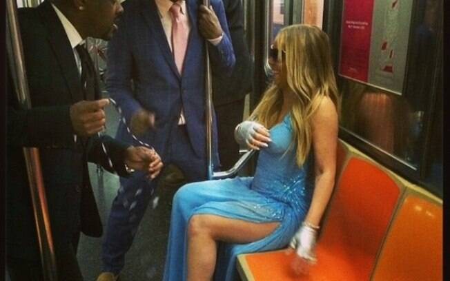 Mariah Carey usa metrô após baile de gala em Nova york