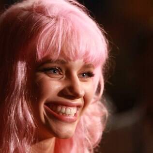 Bruna Linzmeyer surge com o cabelo cor-de-rosa