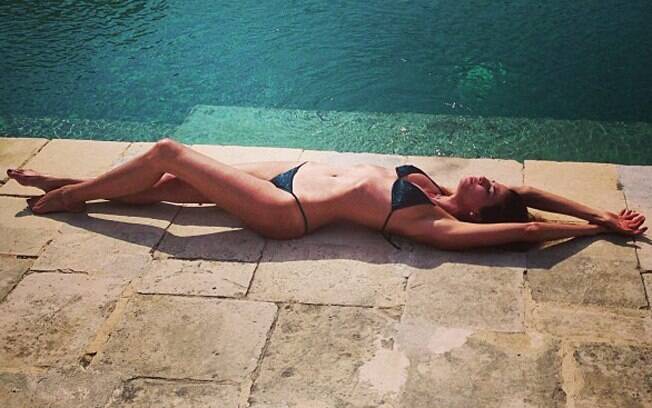 Luciana Gimenez compartilha foto tomando sol na Itália
