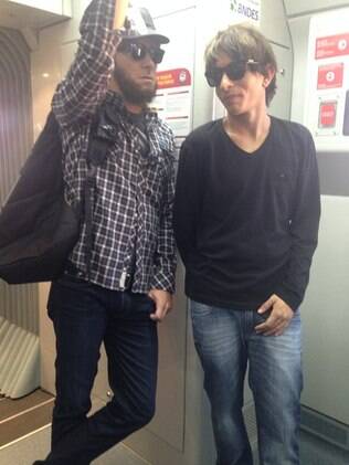 Rodrigo Faro e MC Guimê disfarçados no metrô