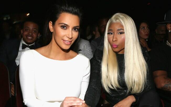 Sorrisinho atrás de Kim Kardashian e Nicki Minaj 