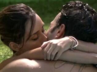 Letícia e Junior se beijam n piscina
