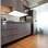 O arquiteto Maurício Karam priorizou cores neutras no apartamento de 45 m². Foto: Divulgação / Sérgio Israel