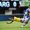 Neymar mergulha no chão após sofrer falta . Foto: AFP
