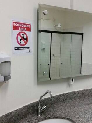Vestiários do CT do Corinthians ganharam placas pedindo economia no consumo