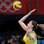 Brasileira Thaisa saca no primeiro set, vencido com facilidade pelas americanas. Foto: Getty Images