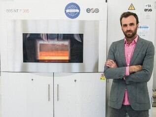 Duann Scott e uma das impressoras 3D da Shapeways