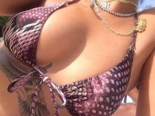 Rihanna provoca paparazzi na rede