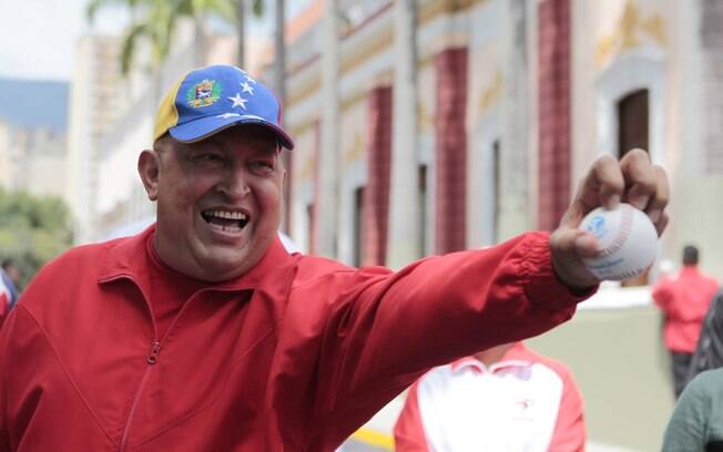 Em setembro de 2009, Hugo Chávez jogou softball antes de conceder coletiva