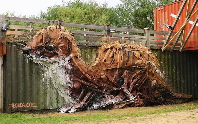 Artur Bordalo cria esculturas de animais a partir de objetos que viraria lixo
