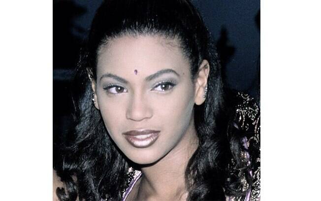 Beyoncé mostrou imagem dos anos 1990 no Instagram nessa sexta-feira (7) em que aparece com os cabelos pretos e um 'terceiro olho' 