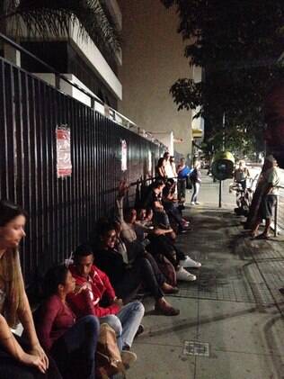 Estudantes fazem fila na porta da FMU, no centro de São Paulo, às 23h50 de quarta (11)