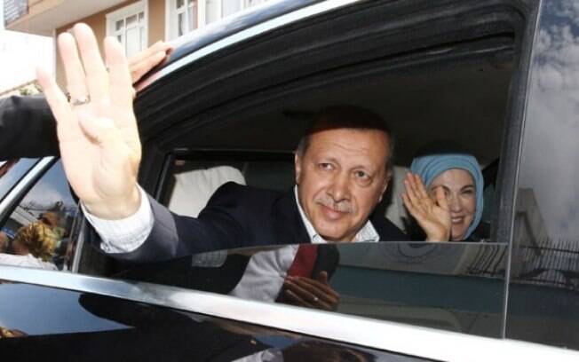 Sob polêmicas e fortes críticas ao seu governo, presidente da Turquia, Racip Tayyip Erdogan, ganha US$197 mil por ano