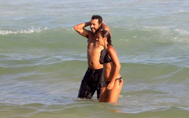 Marcos Palmeira também aproveitou a tarde de sábado (8) para passear pelo Rio. O ator foi à praia do Leblon