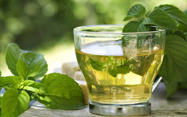 2. Chá verde: tem ação diurética, aliviando a retenção de líquidos, o que leva à redução do inchaço e à eliminação das toxinas. Foto: Thinkstock/Getty Images