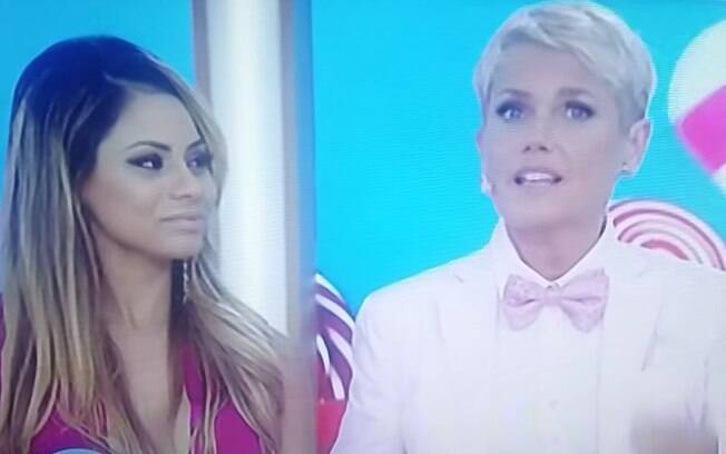 Ao lado da convidada especial e cantora Lexa, a apresentadora Xuxa desabafou sobre a política brasileira ignorando a censura da rede Record