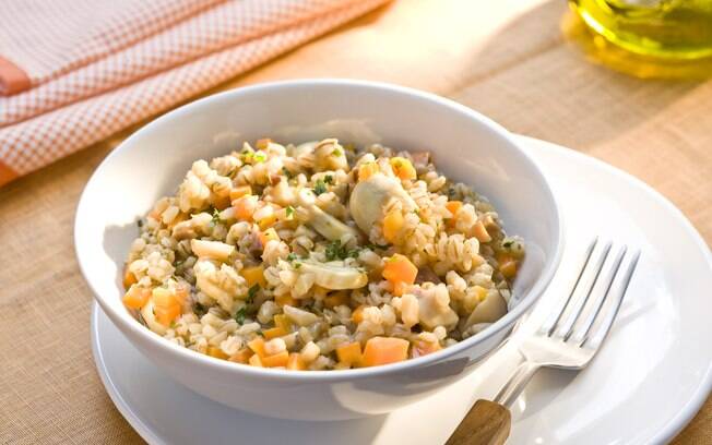 A receita de risoto de cevadinha com cogumelos e cenoura não leva arroz