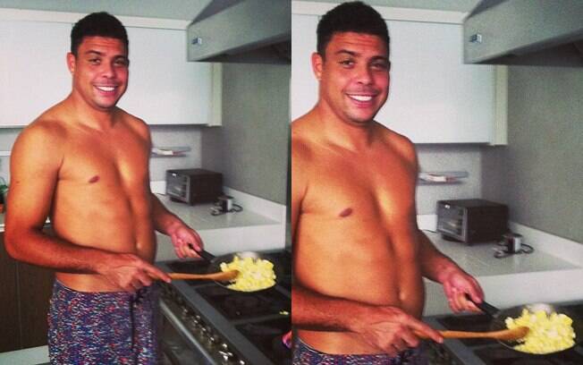 O ex-jogador Ronaldo preparou ovos mexidos para a namorada Paula Morais no café da manhã