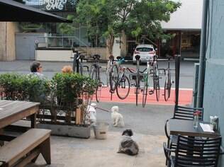 Bicicletas estacionadas em frente ao King of the Korf, mais recente bike café de São Paulo