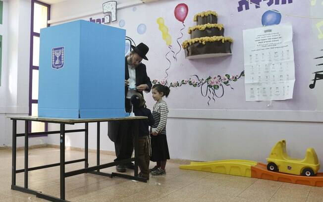 Judeu ortodoxo se prepara para votar nesta terça-feira (17) na cidade de Bnei Brak, em Israel
