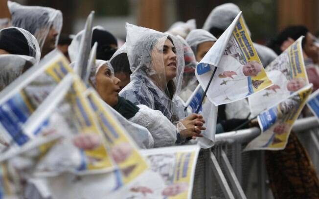 Fiéis aguardam chegada do papa Francisco em Aparecida